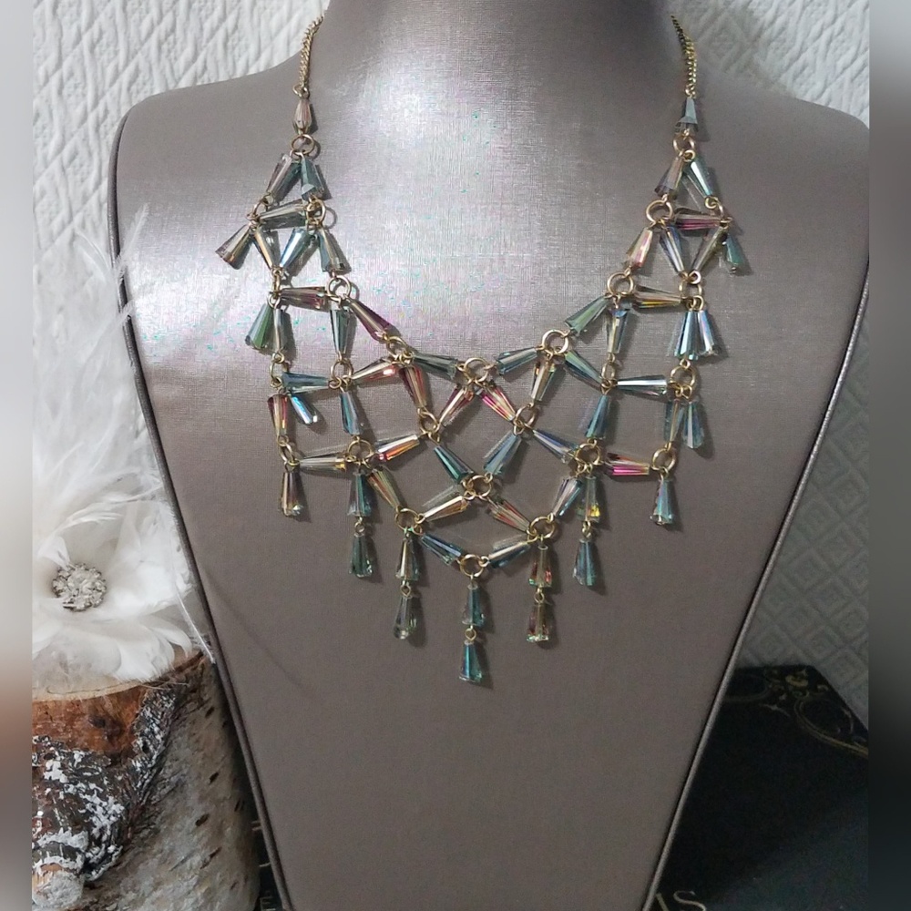 Lattice iridescent necklace